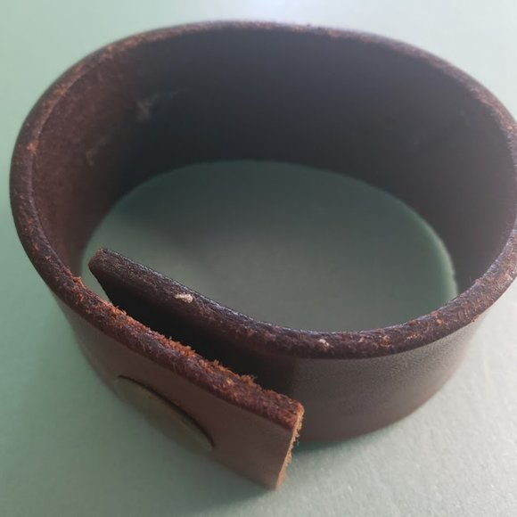Leather cuff bracelet with ceramic piece reading "yippee ... - Picture 2 of 7